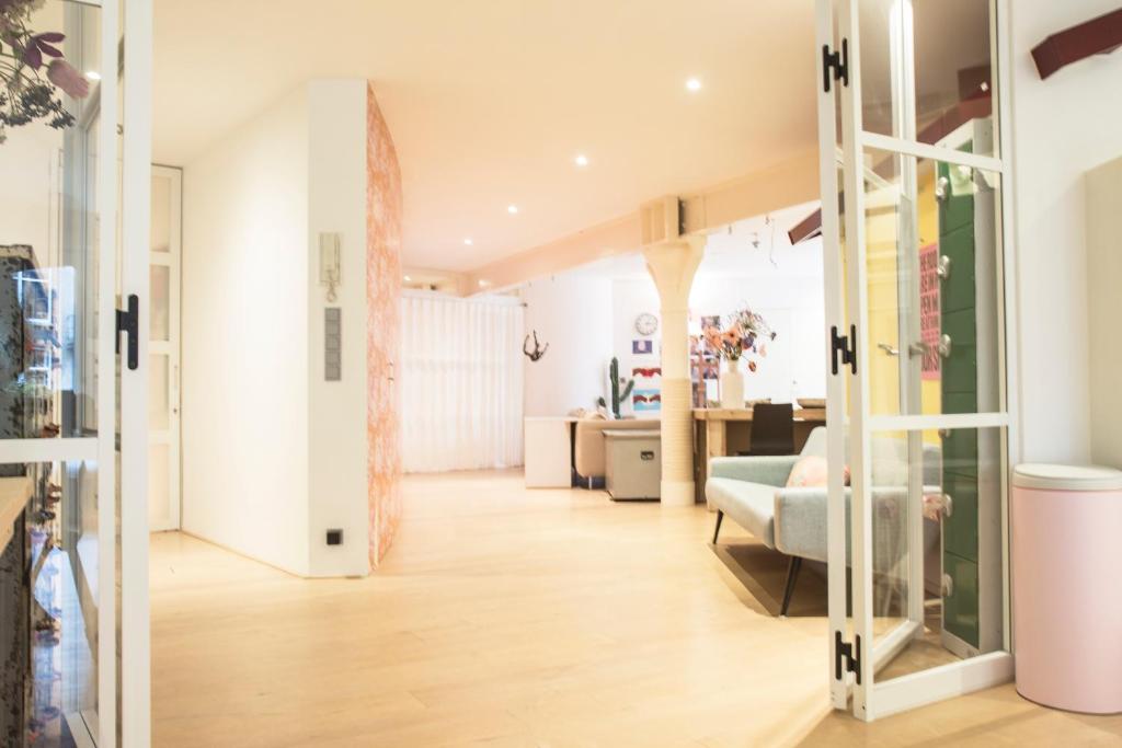 阿姆斯特丹Flo's Atelier - Family studio的客厅享有客厅的景色