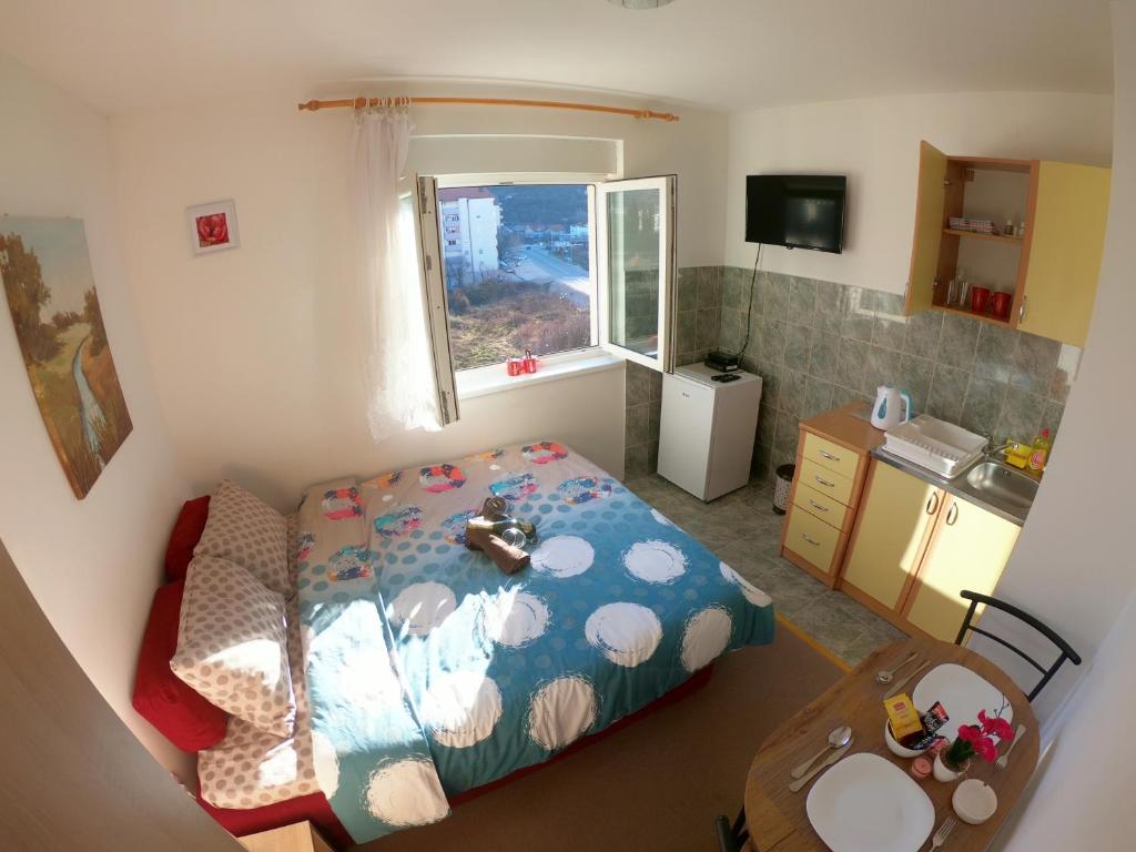 PoliceApartman Ippon的一间小卧室,配有床和窗户