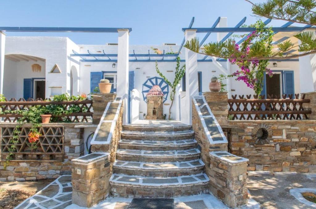 提诺斯Θἔρως (Theros) house 1 - Agios Fokas的房屋前的楼梯