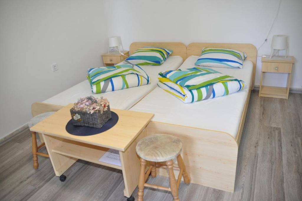 巴拉顿菲兹弗Fűz Apartman的两张单人床、枕头和一张桌子