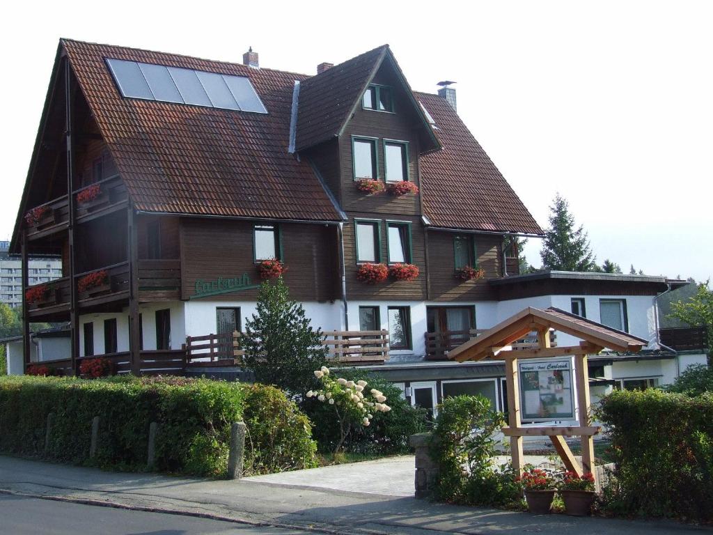 布劳恩拉格卡尔斯鲁酒店的一座大型房子,上面装有太阳能电池板