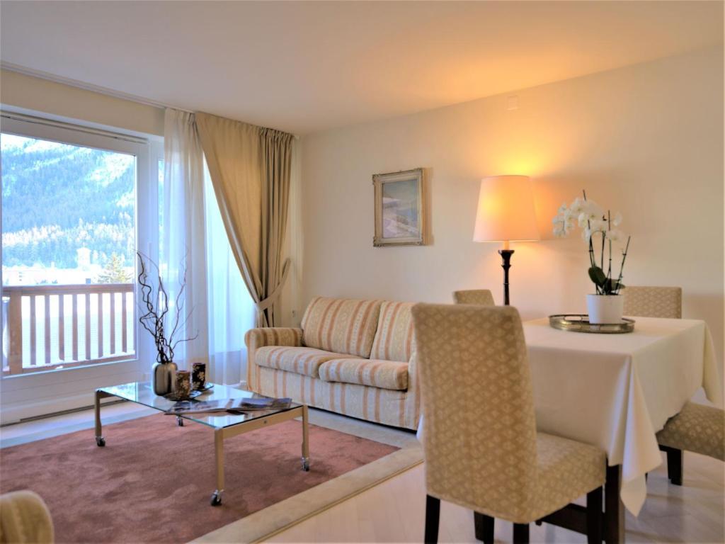 圣莫里茨Apartment Chesa Sur Ova 22 by Interhome的客厅配有桌子和沙发