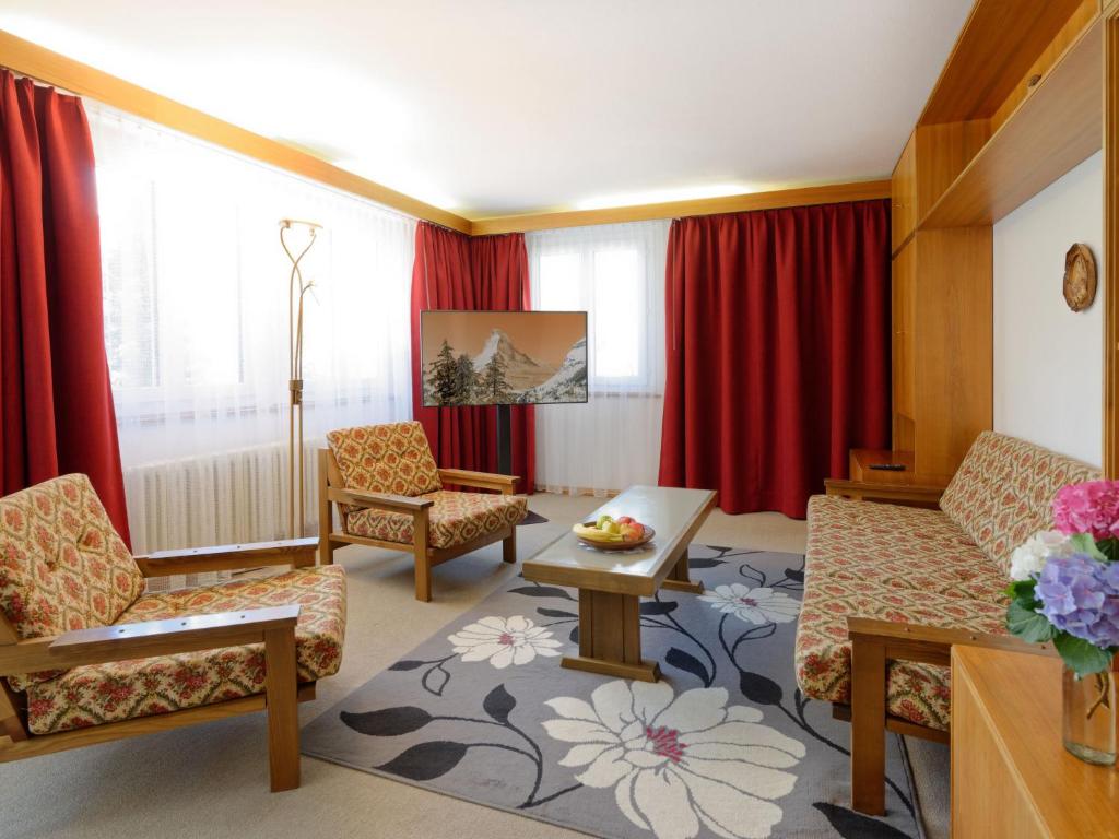 采尔马特Apartment Hubertus-2 by Interhome的客厅配有沙发、椅子和桌子