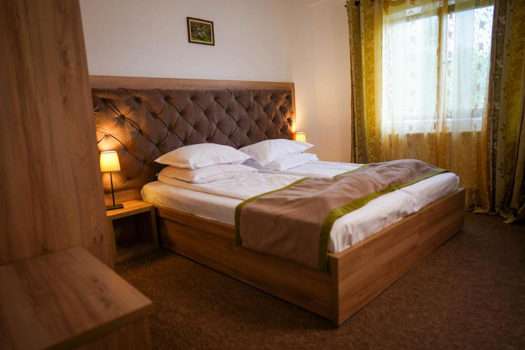 萨拉他蒙蒂鲁卡萨促特酒店的一间卧室配有一张大床、床头板和窗户