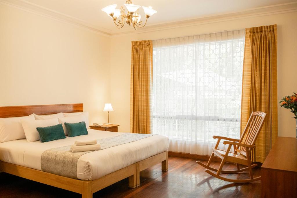 阿雷基帕Hotel Casa Campo by Cassana的卧室配有床、椅子和窗户。