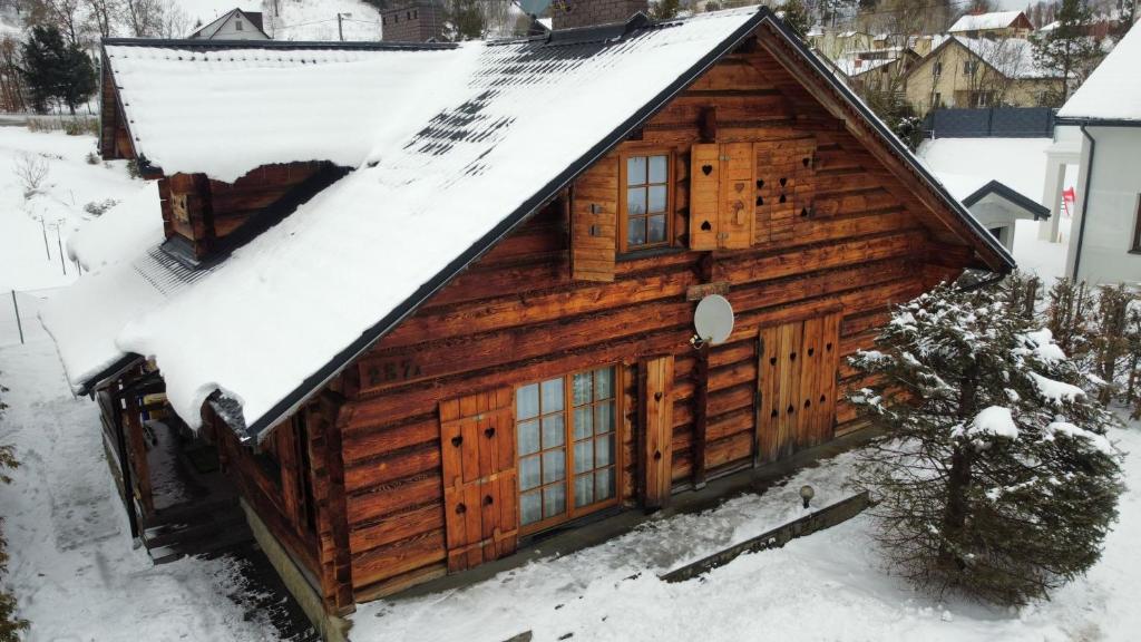 克雷尼察ChatauBrata的小木屋,屋顶上积雪