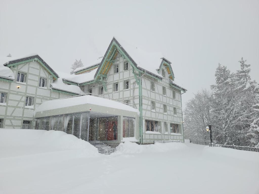 芙露姆赛山居会弗鲁姆赛堡酒店的积雪覆盖的建筑物