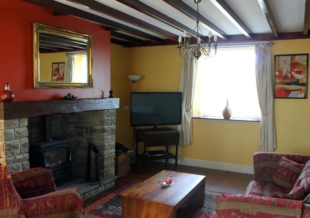 CornsayHidden gem apartment in sleepy Durham village.的客厅设有壁炉和电视。
