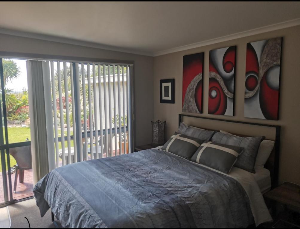科灵伍德Sunrise suite的一间卧室配有一张壁画床。