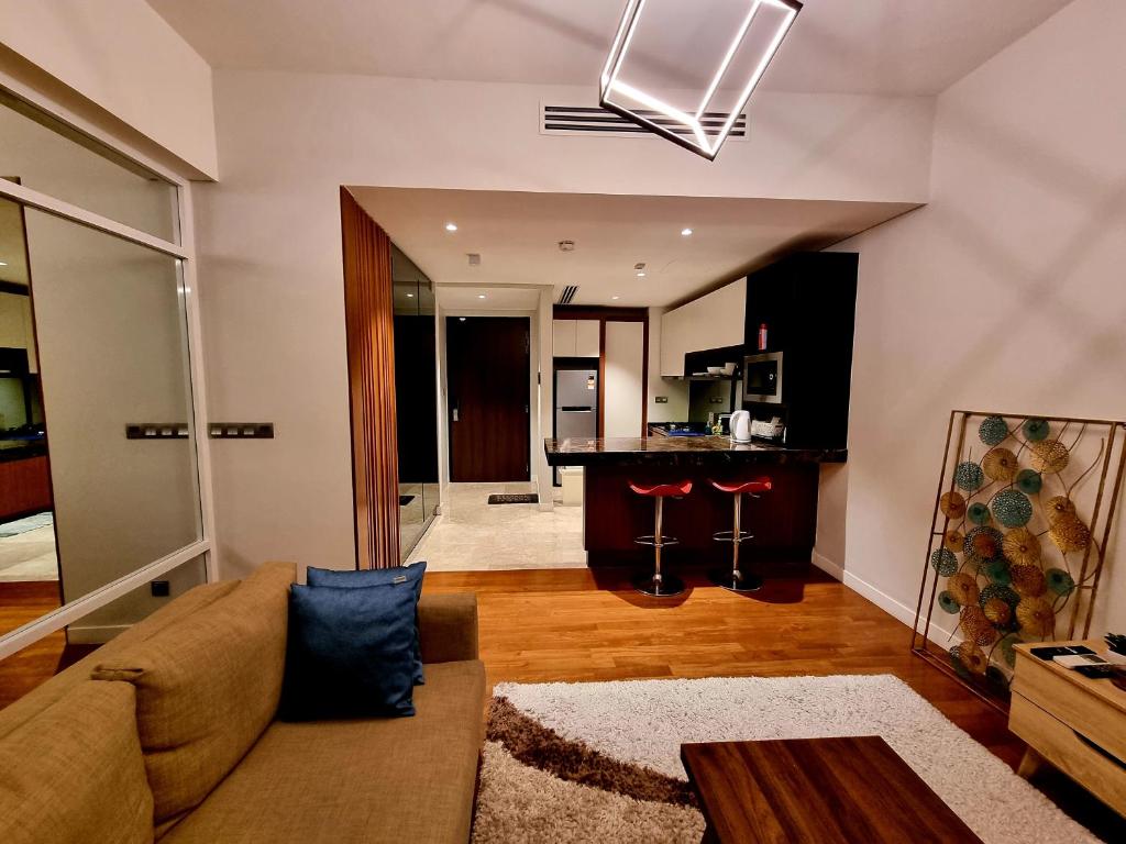 吉隆坡Anggun Luxury Suite的客厅配有沙发和桌子