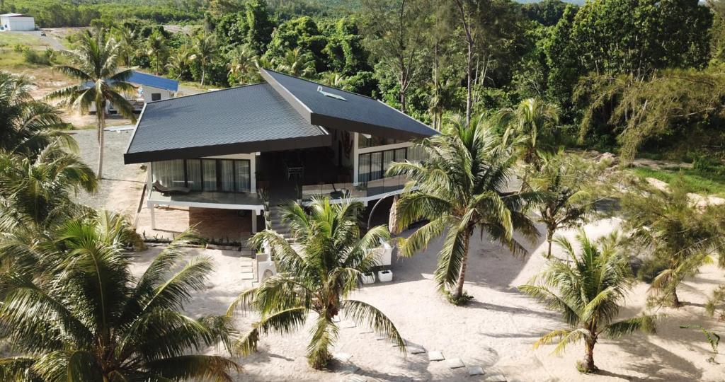 KumbatangEagle Bay Retreat Borneo Beach Villas Beach Front的享有棕榈树海滩上房屋的空中景致