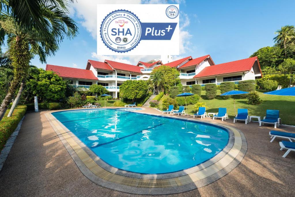 苏林海滩Pen Villa Hotel, Surin Beach - SHA Extra Plus的度假村前的游泳池
