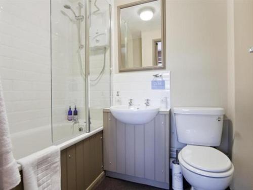 Feering蓝锚酒店的浴室配有卫生间、盥洗盆和淋浴。