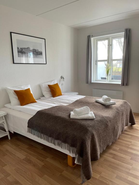 ByrumHotel Nygaard Læsø的一间卧室配有一张大床和两条毛巾