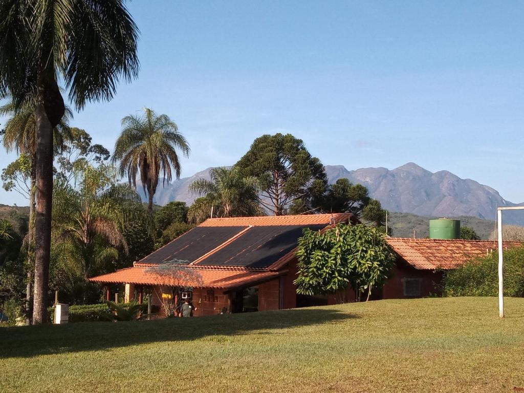 圣巴巴拉Pousada Capão da Coruja的山地屋顶度假屋