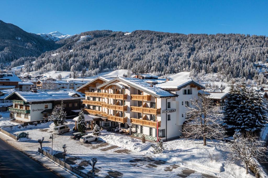 弗拉绍彭奥霍夫酒店的雪地中度假村的空中景观