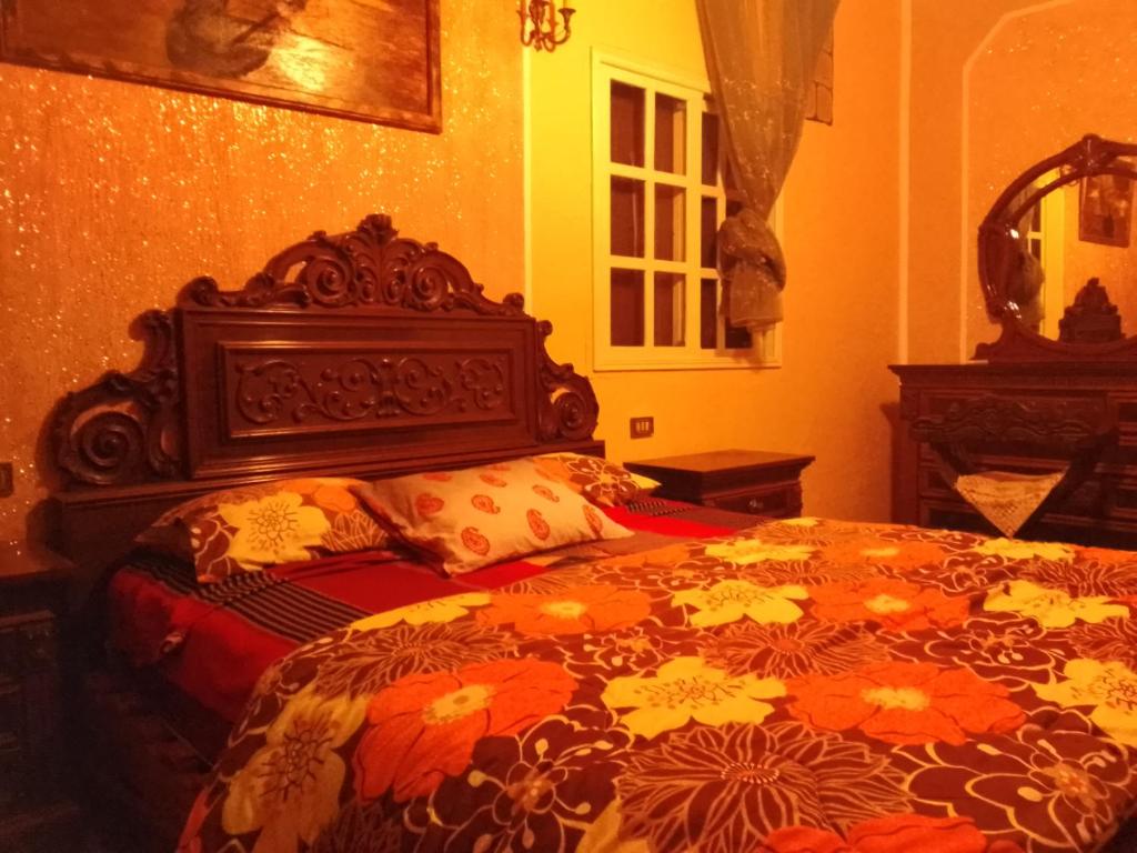 塔巴卡Maison de rêve的一间卧室配有一张橙色大床