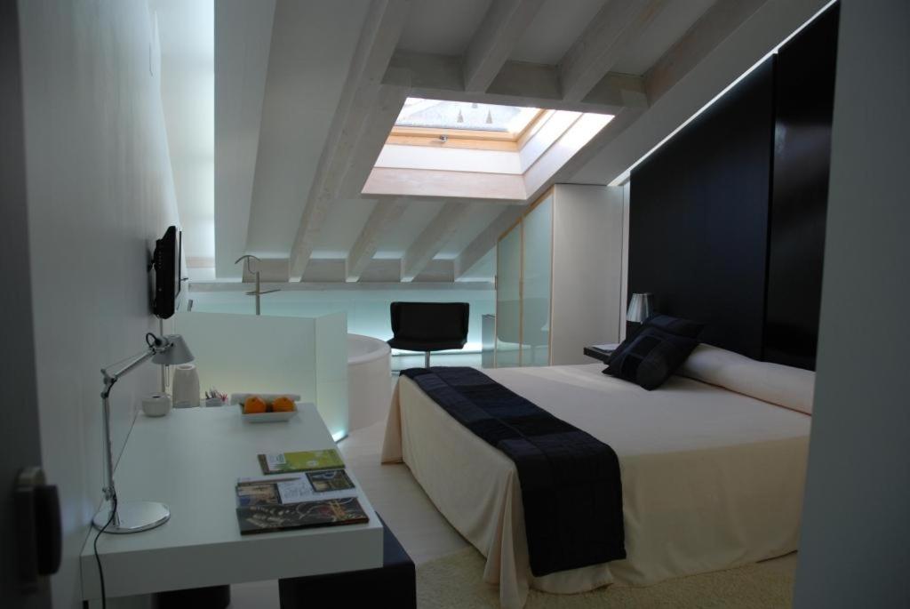 普韦布拉桑纳比亚波萨达真实拉帕斯卡酒店的一间卧室配有一张床和天窗