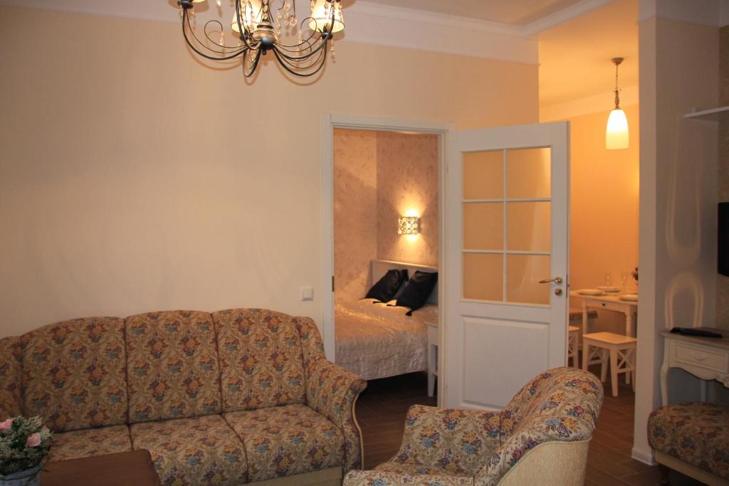 维尔纽斯维尔纽斯交响乐团公寓的客厅配有沙发和1张床