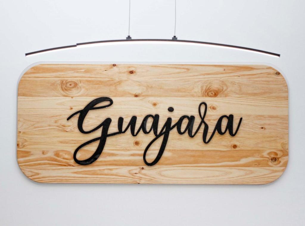 拉拉古纳Guajara的挂着“gazania”字的木头标志