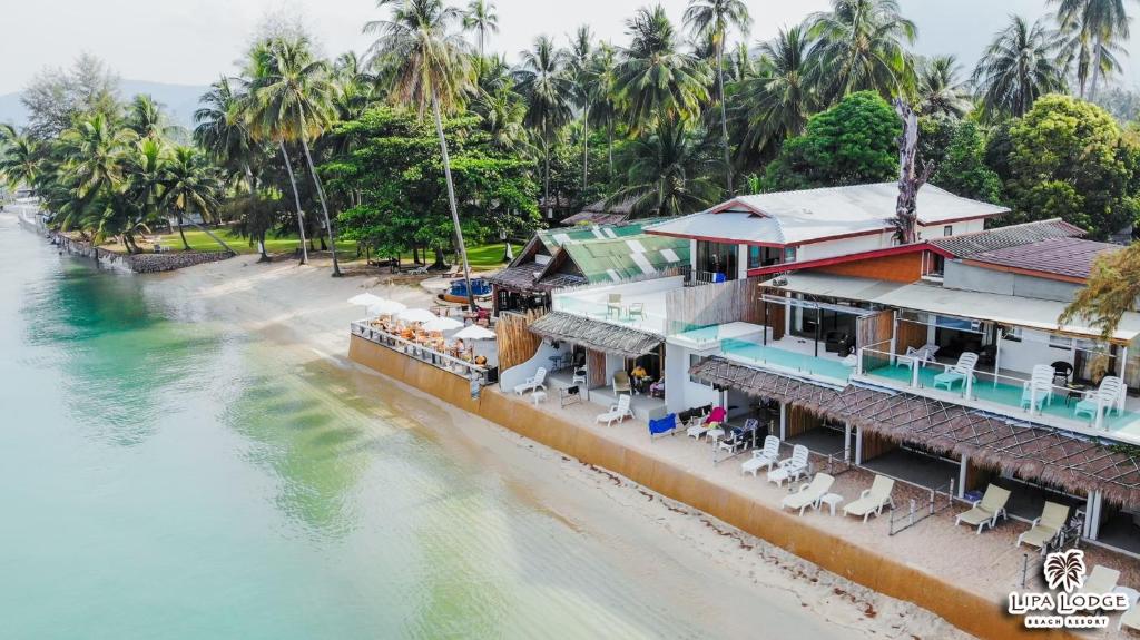 利巴诺伊利帕海滩小屋度假酒店的海滩上的度假村的空中景观