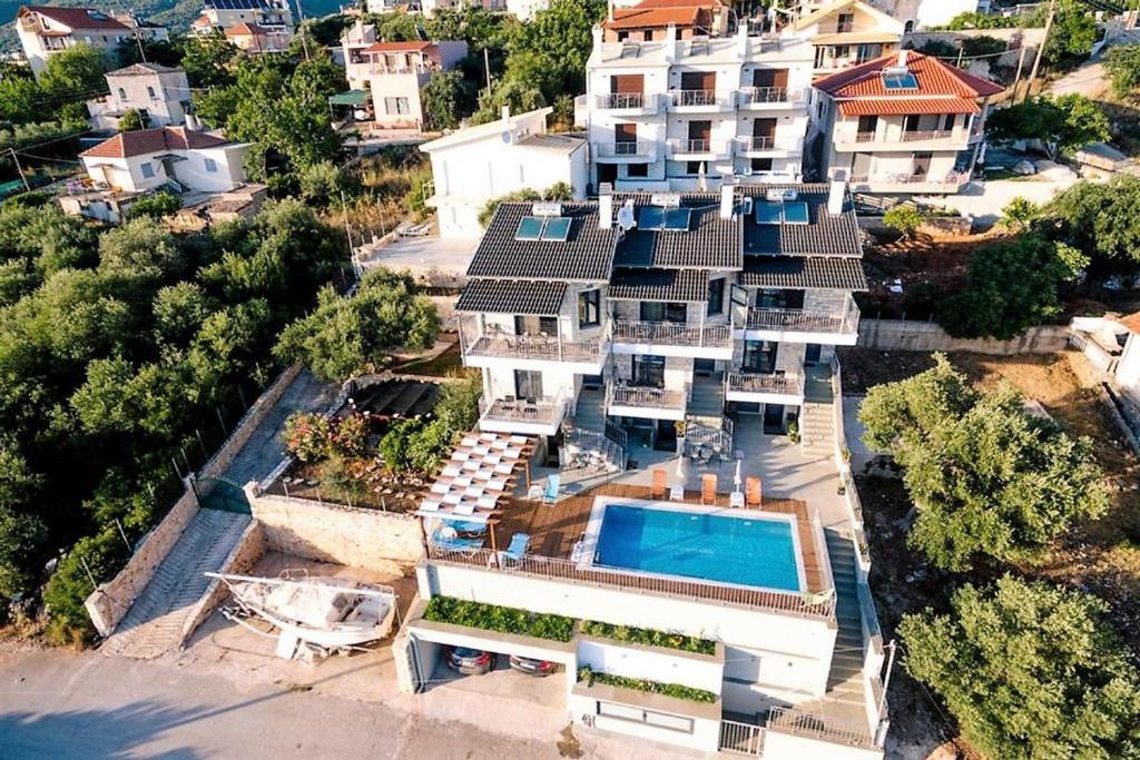 波帝卡Villa "Mons & Mare"的享有带游泳池的房屋的空中景致