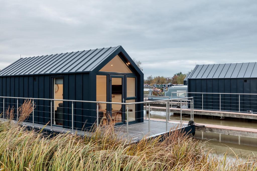 HargraveTattenhall Marina Floating Pods的码头旁的黑色建筑