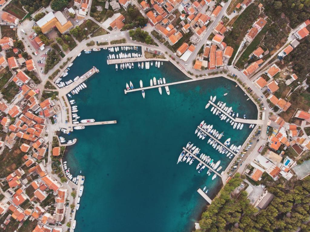 库克利卡泽莱纳朴塔假日酒店的海港的空中景色,水中有船只