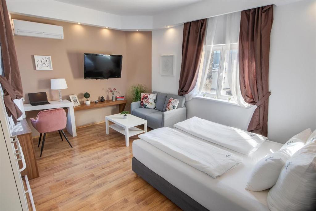 布达佩斯Premium Studio Szervita Square的一间卧室配有一张床、一把椅子和一张书桌