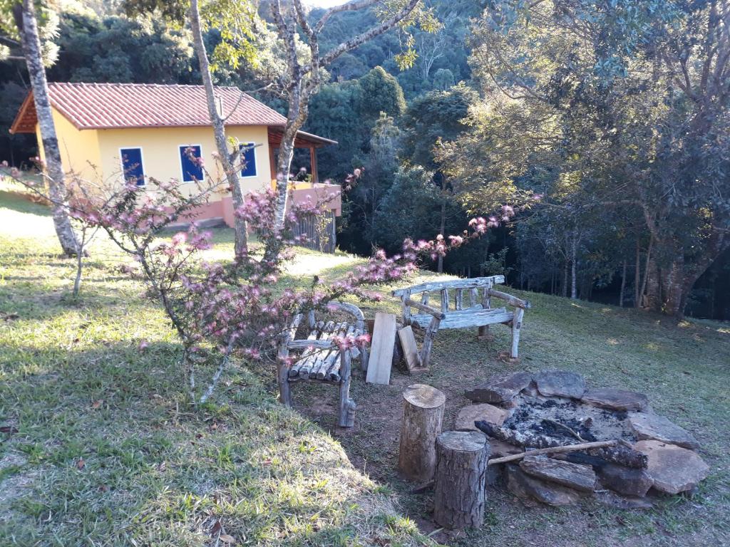 阿尤鲁奥卡查尔斯塞林纳帕帕盖奥山林小屋的一张野餐桌和火炉旁的长凳