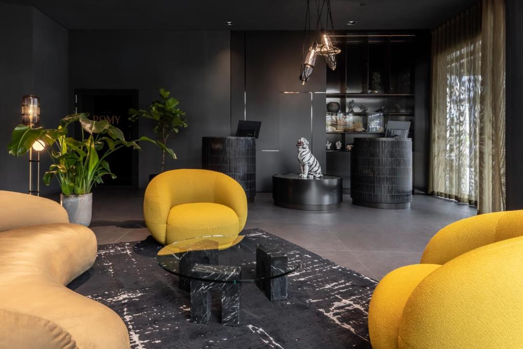 柏林Hotel ROMY by AMANO的客厅配有黄色椅子和茶几