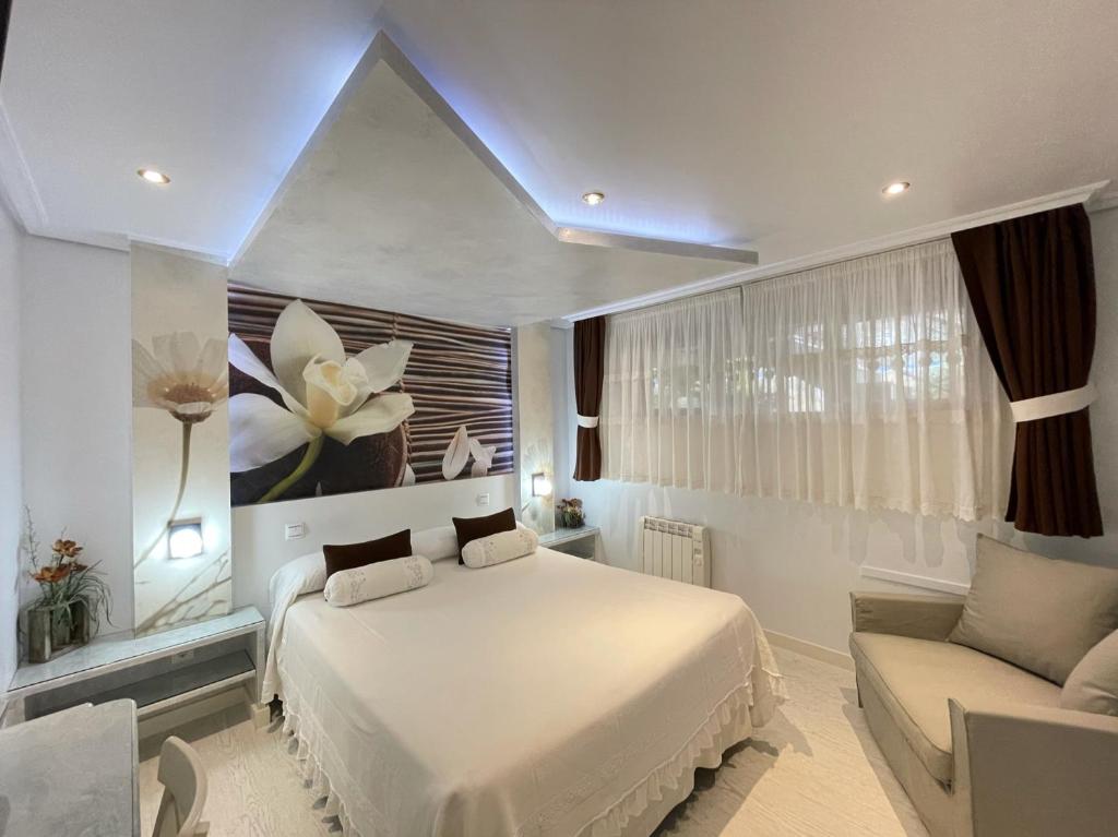 索托德拉马里纳埃尔加丁酒店的卧室配有白色的床和沙发