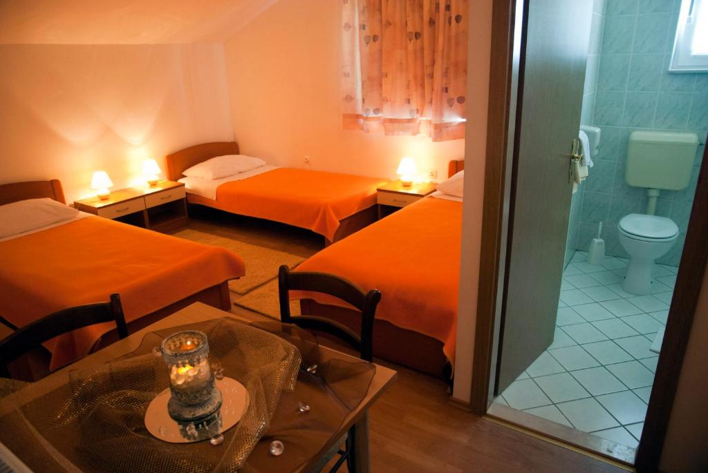梅特科维奇梅特科维奇酒店的酒店客房带两张床和一间浴室