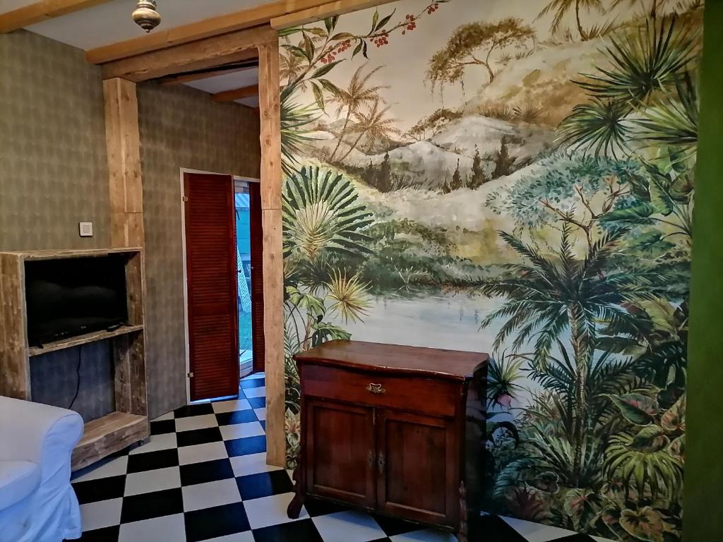 Oude PekelaVilla Le Jardin的墙上挂着壁画的房间