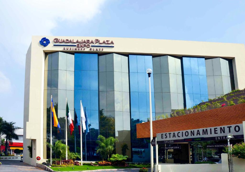 瓜达拉哈拉瓜达拉哈拉世博广场酒店的前面有旗帜的建筑