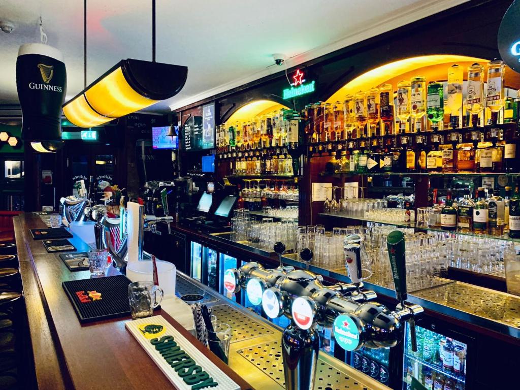 阿姆斯特丹白色郁金香旅馆的酒吧里装满了酒