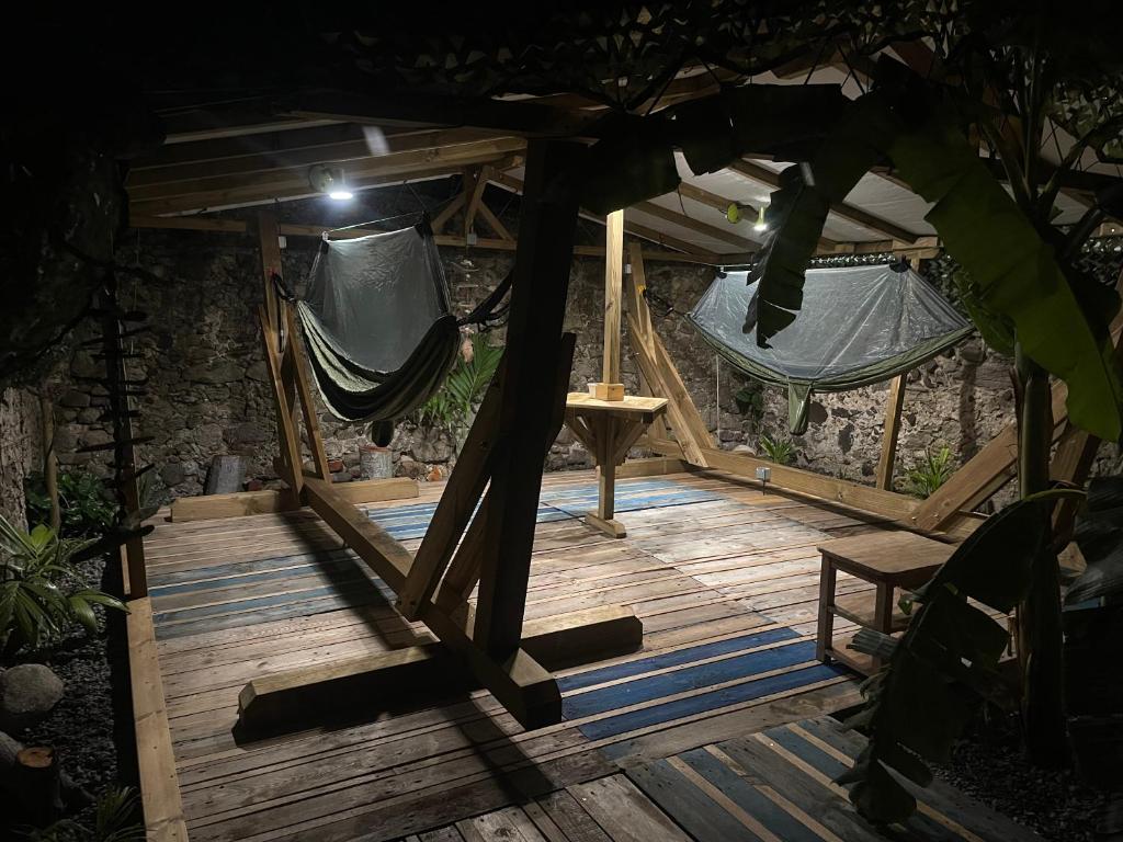 豪特尔Les hamacs aux Saintes的帐篷内的木制甲板,配有吊床