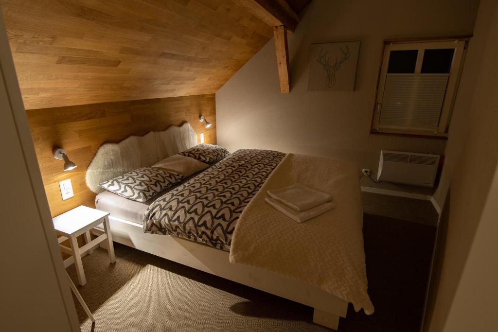格舍嫩Jupi Hüsli的一间卧室,卧室内配有一张大床