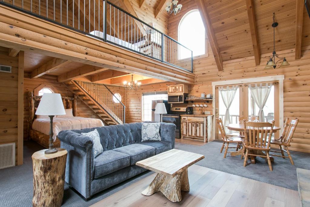 柏林Coblentz Country Lodge by Amish Country Lodging的小屋内的客厅配有沙发和桌子