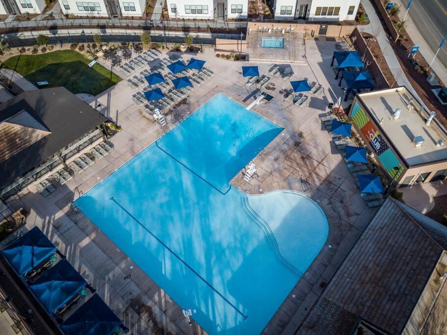 圣乔治Villa 18 - 4 Bedroom! YEAR ROUND HEATED POOL & HOT TUB! GAMES! GOLF! TENNIS!的享有带蓝伞的游泳池的顶部景致
