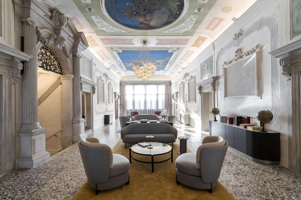 威尼斯Radisson Collection Hotel, Palazzo Nani Venice的大堂设有桌椅和天花板