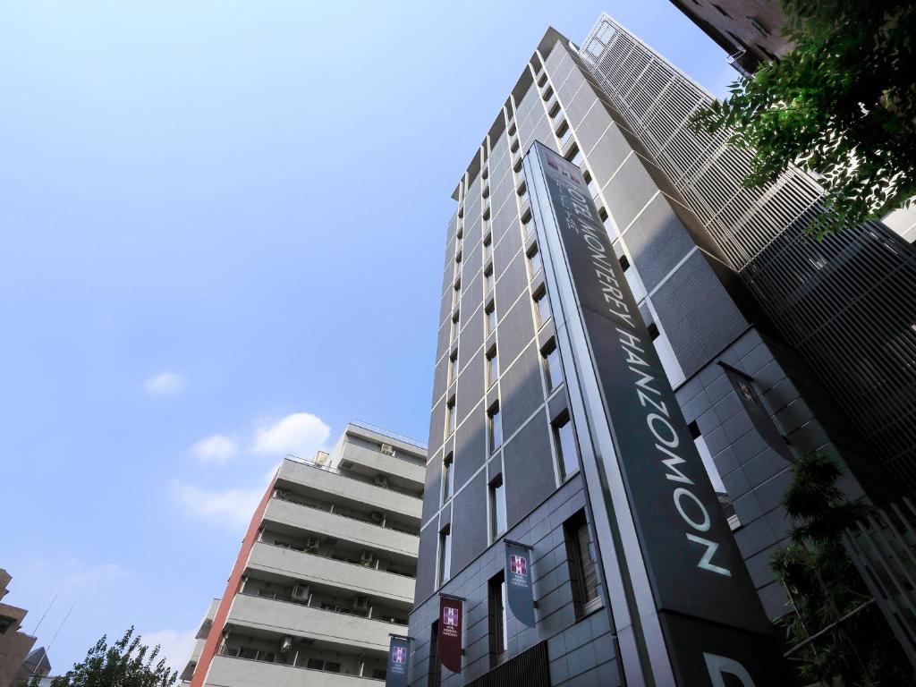 东京半藏门蒙特利酒店 的一座高大的建筑,旁边有一个标志