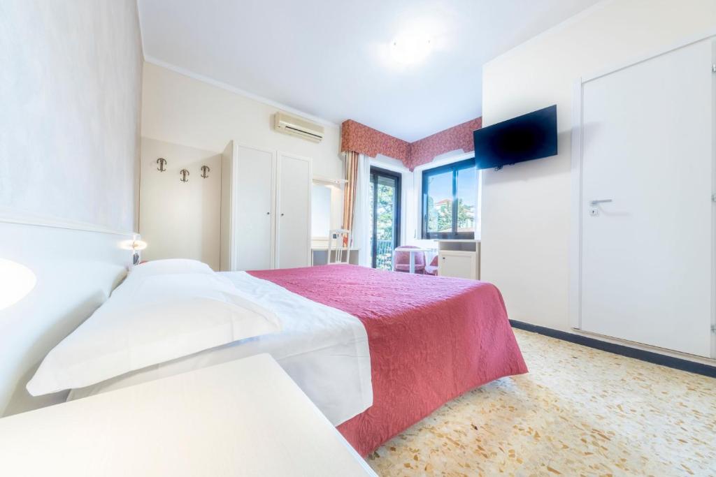 博尔迪盖拉Gold Hotel的一间酒店客房,设有两张床和电视