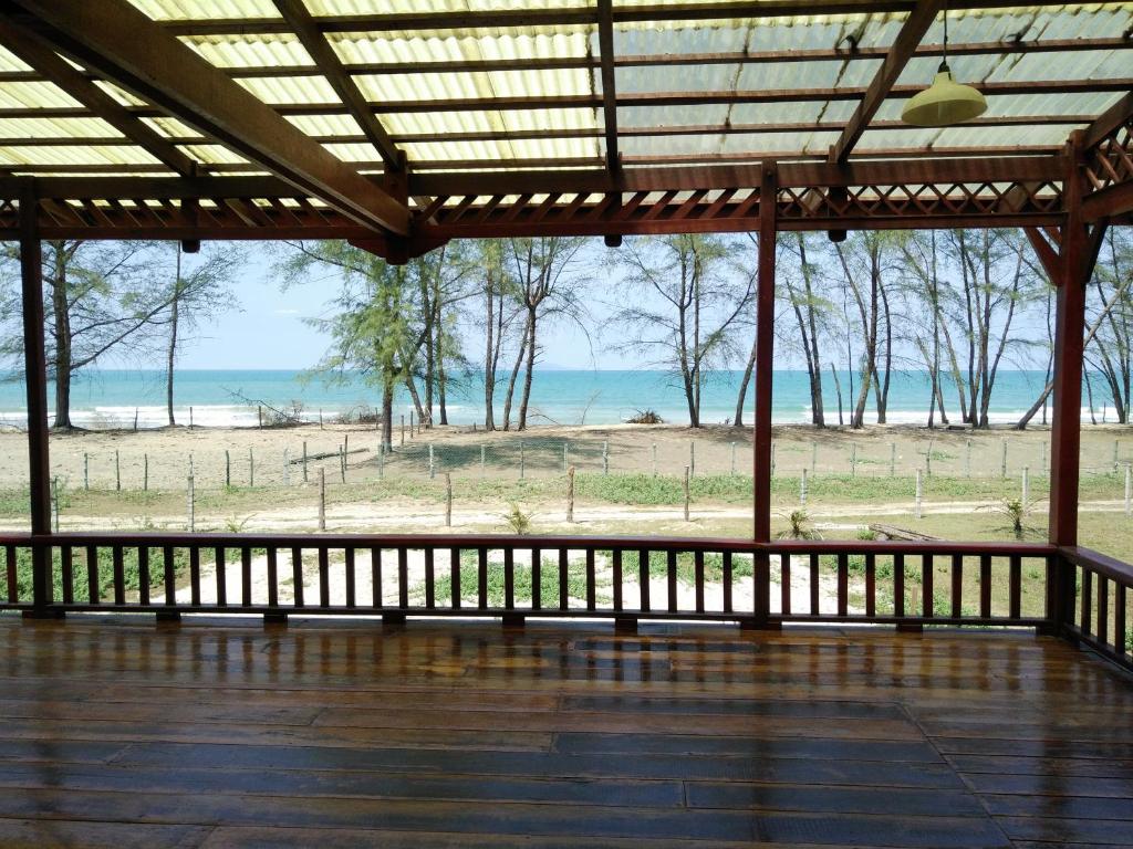 Kampung Hulu Calukthesanctuary@telagapapan的海滩景门廊