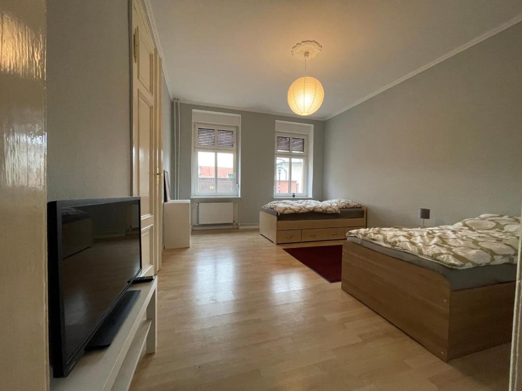 施塔斯富尔特Tränental 4.3的客房设有两张床和一台平面电视。