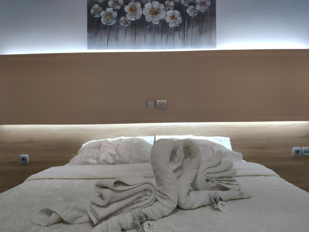 科斯镇玛丽酒店 的床上有一堆毯子