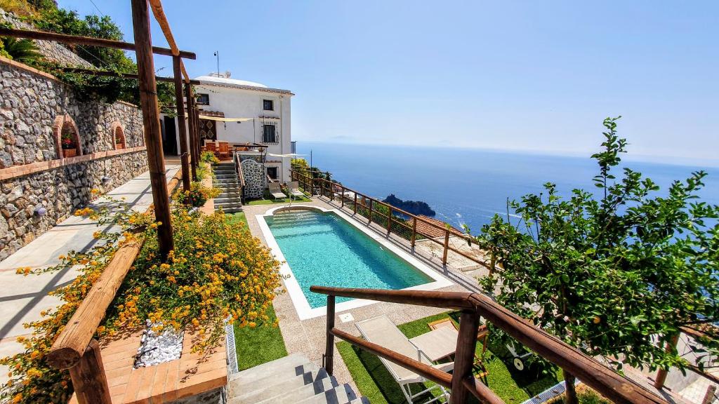 康加德马里尼Villa Sunrise. Pool and seaview in Amalfi Coast的建筑物一侧的游泳池