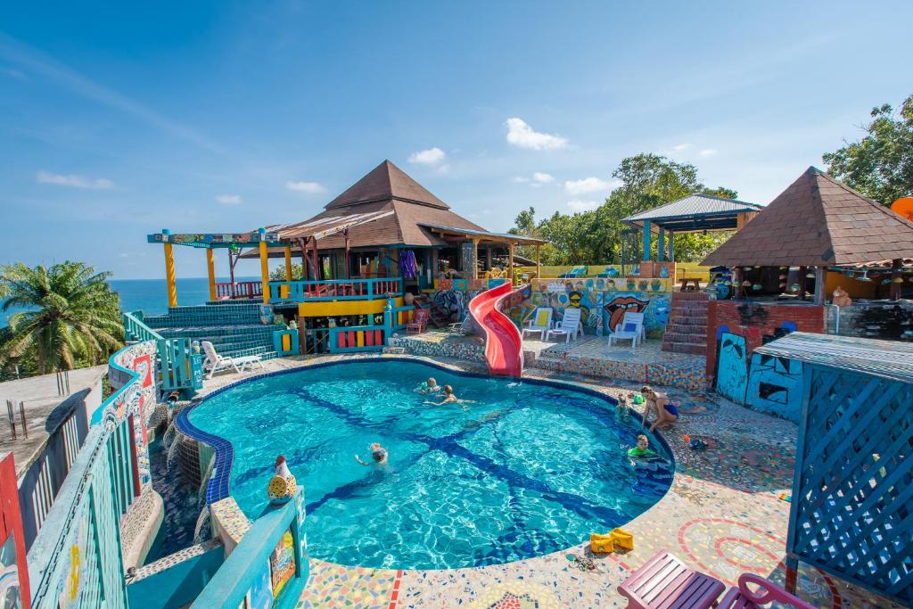 拉迈Varinda Resort的一个带水上乐园的大型游泳池,里面的人