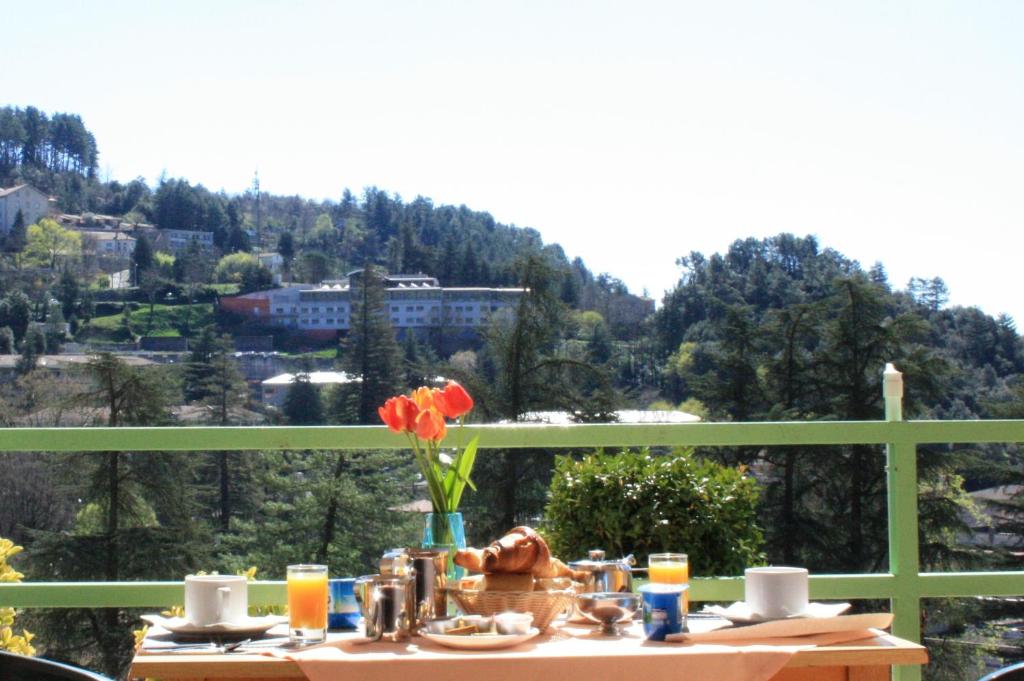 瓦尔莱班圣雅克酒店的阳台上的花瓶桌子