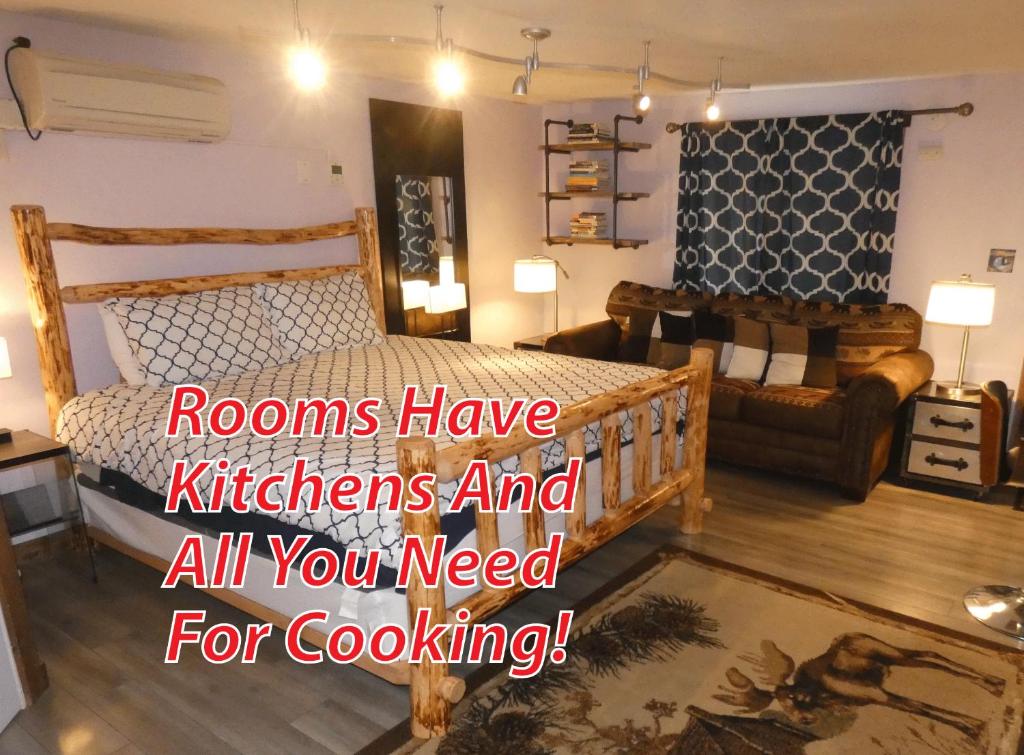 西黄石Yellowstone Motel - Adults Only - All rooms have kitchens的一间卧室设有一张床和一间客厅。